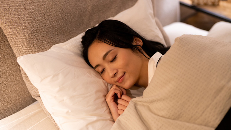 ベッドで眠っている女性