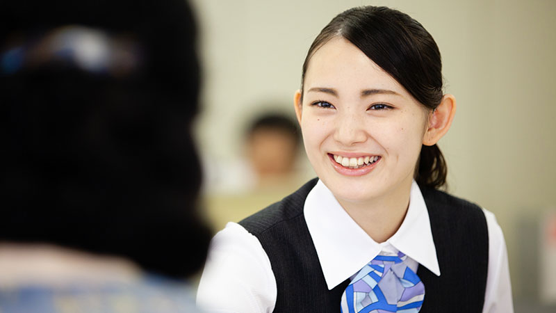 受付で働く女性