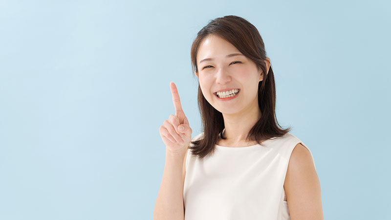 指差しをする笑顔の女性