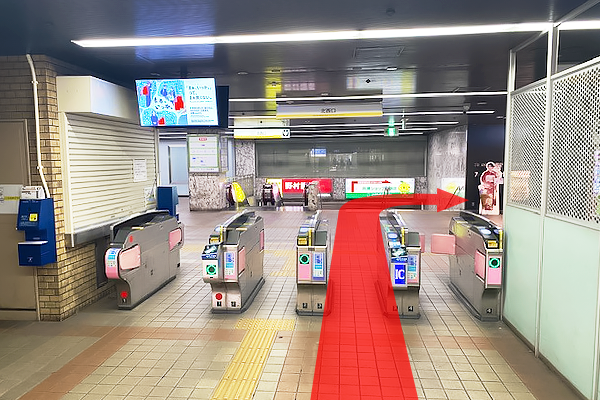 ①「堺東駅」北西口改札を出て、右に曲がります。