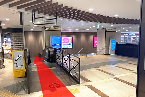 ①「堺東駅」西口改札を出てすぐの階段・エスカレーターで地上に向かいます。