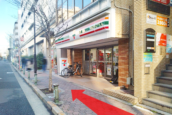 ⑤セブン-イレブンが右手に見えるまで直進します。